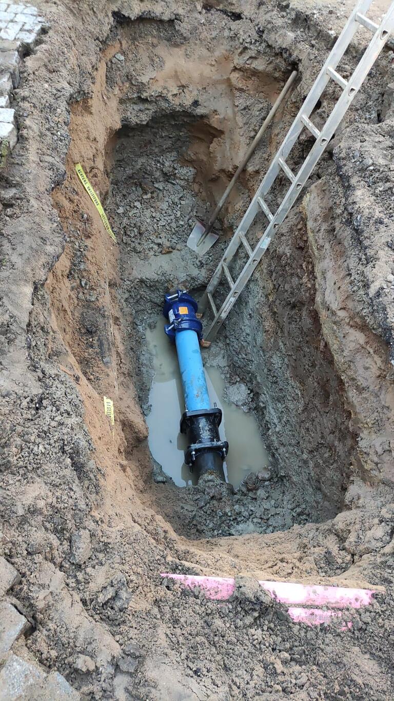 Die Reparatur ist geglückt: Die geflickte Stelle hält dem Druck stand, die Anwohner der Spitalstraße haben wieder Wasser. Die Reparatur ist geglückt: Die geflickte Stelle hält dem Druck stand, die Anwohner der Spitalstraße haben wieder Wasser.