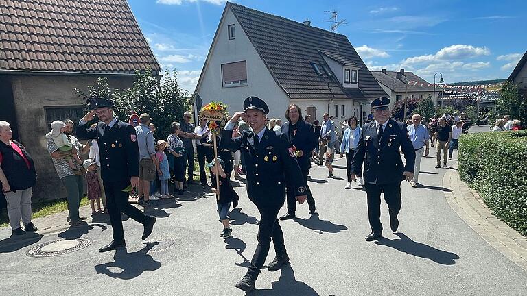 Bei bestem wetter ging es durch die Gemeinde.