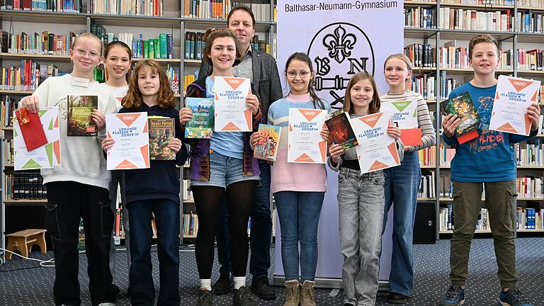 Die Klassensieger Lotta Burkard, Ella Fuhrmann, Ronja Redelberger, Aveline Hartmann, Camelia Tcacenco, Lena Adam, Johanna Diener und Kevin Wilschke zusammen mit dem stellvertretenden Schulleiter Michael Dreßler. Die Klassensieger Lotta Burkard, Ella Fuhrmann, Ronja Redelberger, Aveline Hartmann, Camelia Tcacenco, Lena Adam, Johanna Diener und Kevin Wilschke zusammen mit dem stellvertretenden Schulleiter Michael Dreßler.