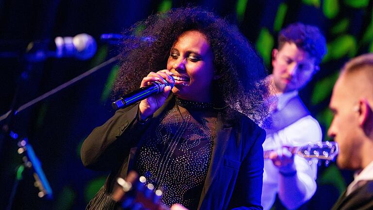 Die 9to5 Liveband aus Würzburg sorgte für den richtigen Beat bei der Spendengala des Lions Club in der Stadthalle Bad Neustadt. Die 9to5 Liveband aus Würzburg sorgte für den richtigen Beat bei der Spendengala des Lions Club in der Stadthalle Bad Neustadt.
