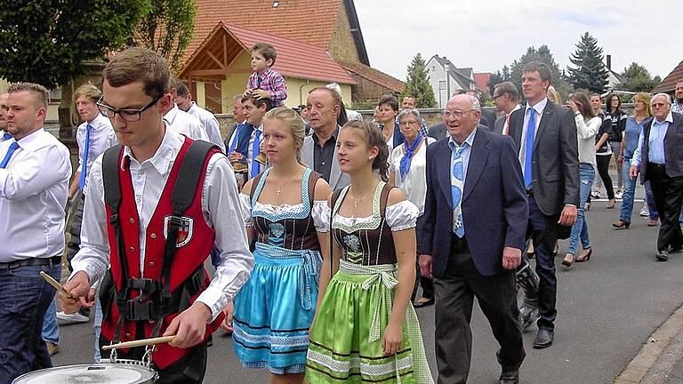 Festzug: Die Musikkapelle Lülsfeld führte den Marsch zum sanierten Sportheim an.