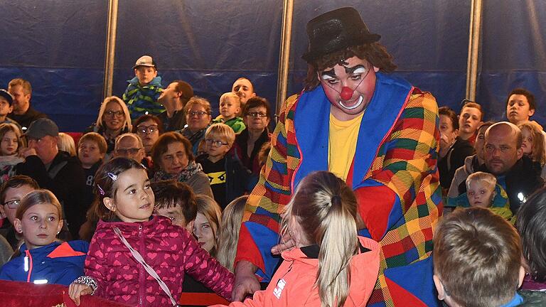 Clown Pepino mischte sich gerne unter das begeisterte Publikum und sorgte für so manchen Lacher.