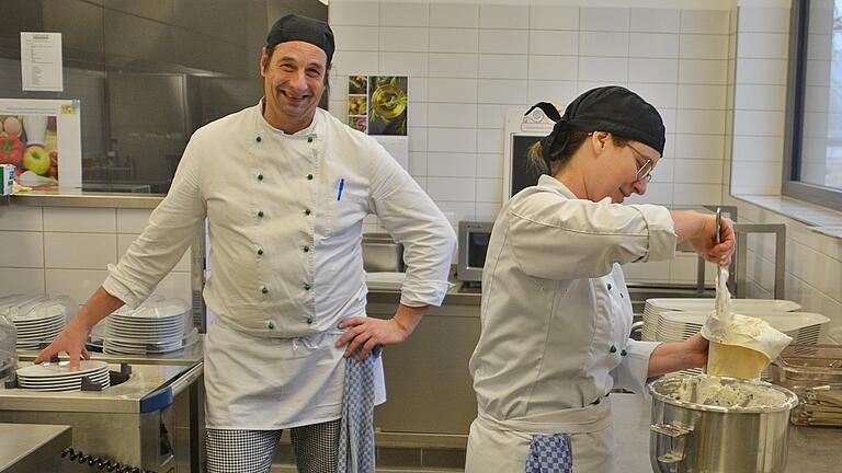 In der Mensa am Rhön-Gymnasium wird seit September frisch und regional gekocht. Das Projekt der Öko-Modellregion kommt bei Schülern und Lehrern gut an. Stephan Miller und Stefanie Heß-Mohr sind die beiden Köche.