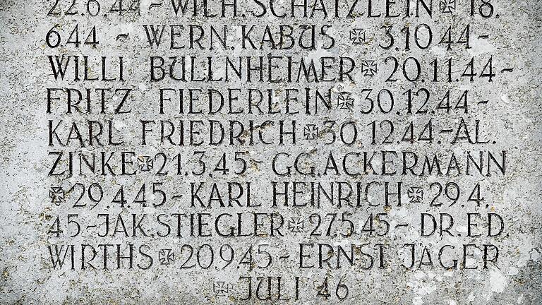 Eduard Wirths war als leitender Standortarzt in Auschwitz für den Tod Hunderttausender verantwortlich. Sein Name steht in Geroldshausen (Lkr. Würzburg) am Kriegerdenkmal. Der Gemeinderat hat jetzt entschieden, wie es weitergeht.&nbsp;