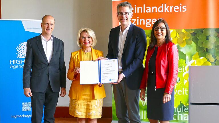 TTZ-Hochschulpräsident Robert Grebner, Landrätin Tamara Bischof, Staatsminister Markus Blume und MdL Barbara Becker bei der Urkundenübergabe.&nbsp;