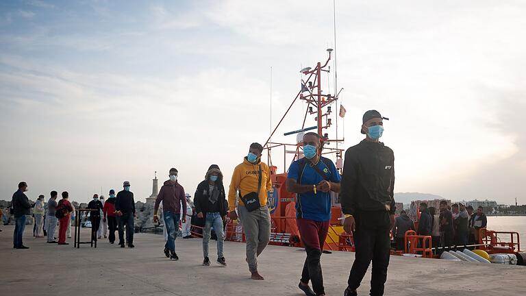 Migranten in Spanien.jpeg       -  Eine Gruppe maghrebinischer Migranten wartet am Hafen in Malaga, nachdem sie von der spanischen Küstenwache im Mittelmeer gerettet wurde.