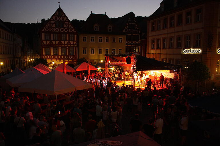 Die Party-Band Get Up ließ es am Samstag auf dem Marktplatz krachen und zog Besuchermassen an.