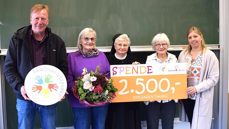 Bei der Spendenübergabe&nbsp; (von links): Stefan Weber, Ruth Reinfurt, Schwester Rita-Maria, Christiana Vormwald und Katharina Rodriguez.