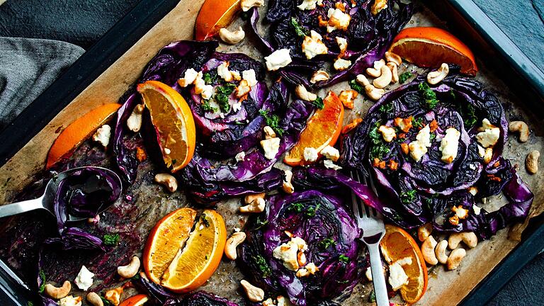 Ofengerösteter Rotkohl mit Orangen-Minz Vinaigrette       -  Pflanzliche Zutaten feuern ein Farbspektakel ab: Orangen und Minze verleihen dem ofengeröstetem Rotkohl nicht nur optisch eine frische Note.