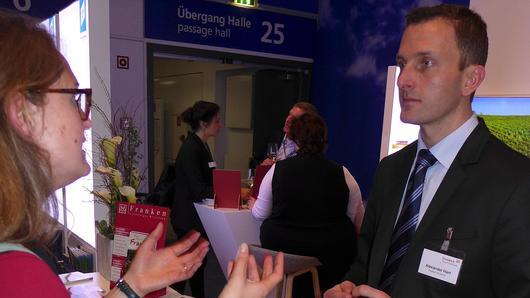 Alexander Hart gibt am Stand von Franken Tourismus auf der ITB in Berlin Auskunft.