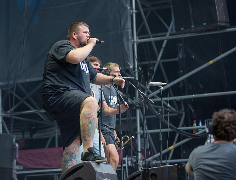 Feine Sahne Fischfilet beim Taubertal Festival 2018 – im Vordergrund Sänger Jan 'Monchi' Gorkow. Feine Sahne Fischfilet beim Taubertal Festival 2018 – im Vordergrund Sänger Jan 'Monchi' Gorkow.