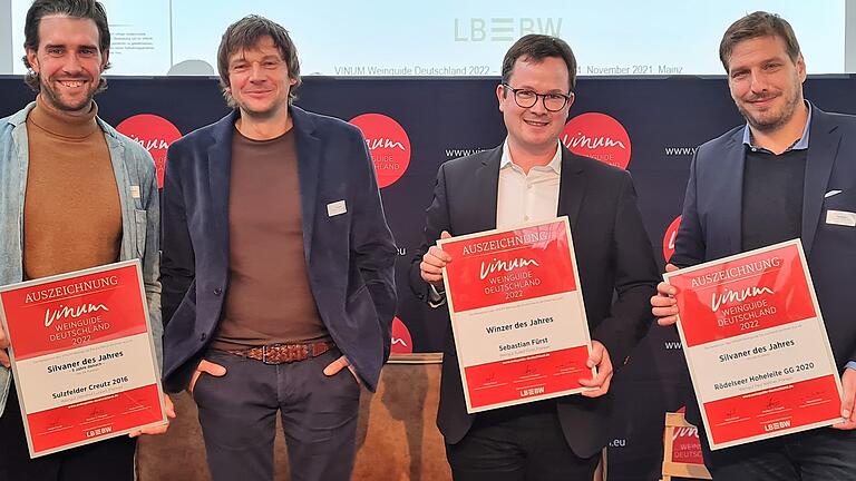 Laut Vinum Weinguide kommen die besten Silvaner und der Winzer des Jahres aus Franken: Darüber freuen sich die Preisträger (von links) Philipp und Ulrich Luckert, Sebastian Fürst und Paul Weltner.