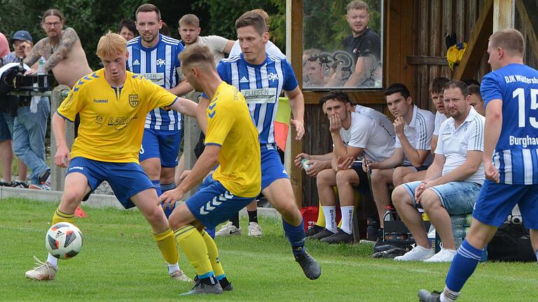 Tom Säger (links) und Teamkollege Maximilian Schmitt (mitte, beide gelbes Trikot) wollen mit dem TSV Grettstadt in der Kreisliga Schweinfurt 1 weiter oben mitmischen. Tom Säger (links) und Teamkollege Maximilian Schmitt (mitte, beide gelbes Trikot) wollen mit dem TSV Grettstadt in der Kreisliga Schweinfurt 1 weiter oben mitmischen.