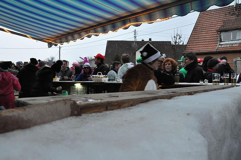 1997 gab es zum ersten Mal eine Bar aus Naturschnee zum Fasching in Eichelsdorf. Die Schneebar ist ein Publikumsmagnet geworden (Archivbild 2019).