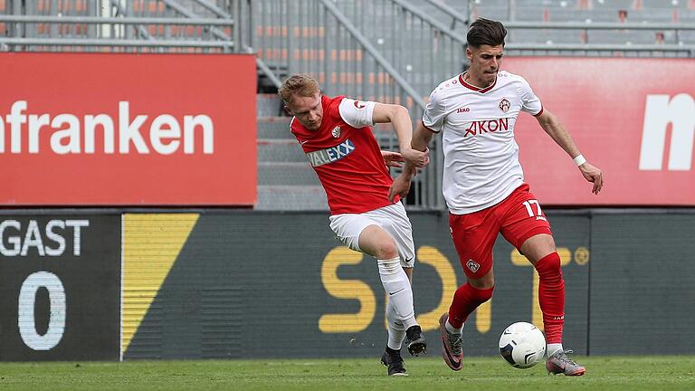 Sam Zander (links) im Heimstettener Trikot im Duell mit Ivan Franjic von den Würzburger Kickers