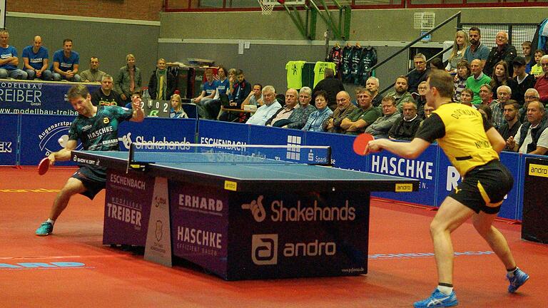 Bastian Steger (l) im Duell mit Cedrik Nuytinck. Der Bad Königshöfer ließ nichts anbrennen.