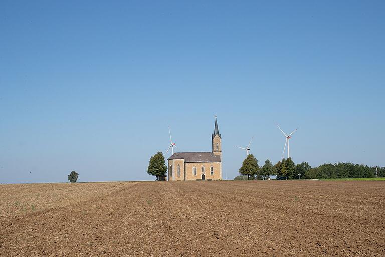 Die vom Unternehmen ABO Energy zur Verfügung gestellte Visualisierung des Bauvorhabens zeigt die geplanten drei Windkraftanlagen mit der Bischwinder Kappel im Vordergrund. Die vom Unternehmen ABO Energy zur Verfügung gestellte Visualisierung des Bauvorhabens zeigt die geplanten drei Windkraftanlagen mit der Bischwinder Kappel im Vordergrund.