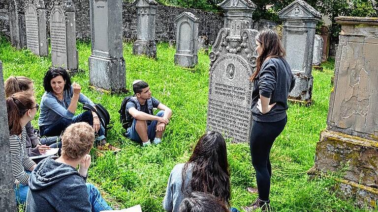 Beim Besuch des historischen jüdischen Friedhofes waren die Jugendlichen aus Israel und Würzburg mit ihrer ganzen Aufmerksamkeit beim Entziffern der alten Grabsteinen.