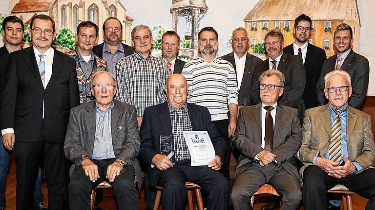 Die Gratulanten und Geehrten der Schiedsrichtergruppe Kitzingen/Ochsenfurt präsentieren sich der Öffentlichkeit (hinten von links) stellvertretender Obmann Philipp Streck, Kreisschiedsrichterobmann Helmut Wittiger, Jürgen Knorr, Stefan Schiebel, Hans Schuster, Andreas Karl, Klaus Bäuerlein, Anton Schneider, Peter Meyer, stellvertretender Obmann Felix Meding, Manuel Meyer; (sitzend von links) Manfred Kemmer, Leonhard Weth, Alfred Schulze und Manfred Meister. Die Gratulanten und Geehrten der Schiedsrichtergruppe Kitzingen/Ochsenfurt präsentieren sich der Öffentlichkeit (hinten von links) stellvertretender Obmann Philipp Streck, Kreisschiedsrichterobmann Helmut Wittiger, Jürgen Knorr, Stefan Schiebel, Hans Schuster, Andreas Karl, Klaus Bäuerlein, Anton Schneider, Peter Meyer, stellvertretender Obmann Felix Meding, Manuel Meyer; (sitzend von links) Manfred Kemmer, Leonhard Weth, Alfred Schulze und Manfred Meister.