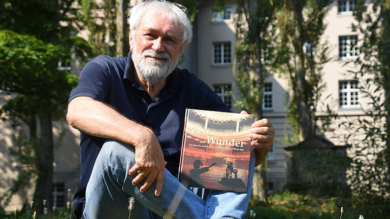 Siggi Seuß, Autor der Theater-Serie 'Zeit der Wunder', präsentiert das im Meininger Verlag Resch erschienene Buch im Englischen Garten vor dem Meininger Staatstheater. Siggi Seuß, Autor der Theater-Serie 'Zeit der Wunder', präsentiert das im Meininger Verlag Resch erschienene Buch im Englischen Garten vor dem Meininger Staatstheater.