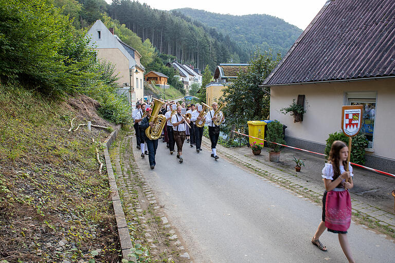 Die 'Feuerwehrkapelle Altlandkreis Gerolzhofen' begleitete den Festzug zur Abholung der Recher Weinkönigin.