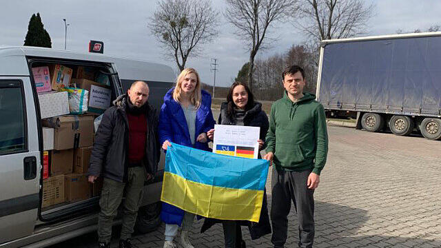 An der Grenze zur Ukraine: Dr. Volodymyr Marchuk (rechts) mit Helfern. Weiter von links: Andrii Tarasiuk, Bohdana und Mariana Salivonchyk.