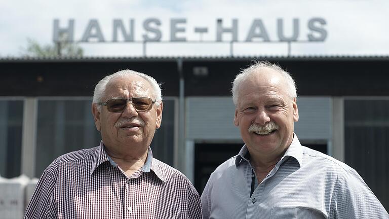 Erwin Beck (links) und Leo Büchner vor Werk I der 'Hanse' in Unterleichtersbach. Dort begann die Karriere der beiden Schondraer bei der Firma, die vor 60 Jahren in die Rhön zog.       -  Erwin Beck (links) und Leo Büchner vor Werk I der 'Hanse' in Unterleichtersbach. Dort begann die Karriere der beiden Schondraer bei der Firma, die vor 60 Jahren in die Rhön zog.