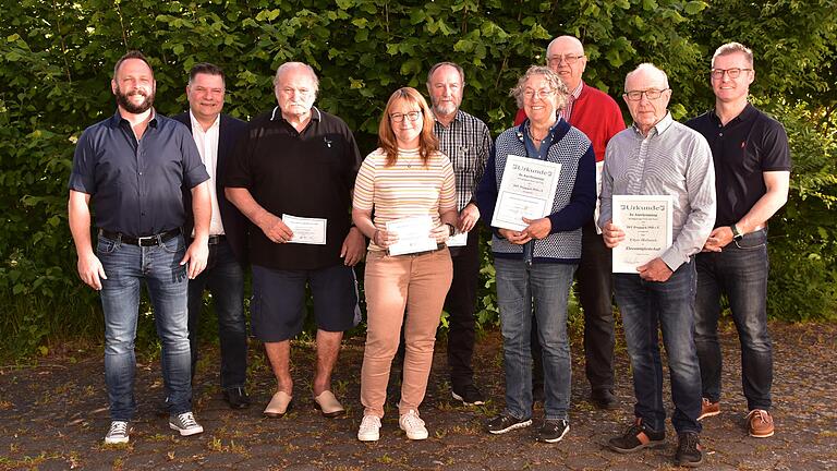 Die anwesenden Geehrten des TSV Prappach: Martin Achtmann (Vorstand), der scheidende Vorstandsvorsitzende Oliver Beuchert, Dieer Rambacher, Nicole Keeß, Günther Fleischmann, Helene Rümer, Günther Hotzel, Edgar Hofmann und Vorstand Detlef Hauck.