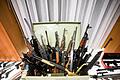 Beschlagnahmte Waffen werden im Rahmen einer Pressekonferenz der Landespolizeidirektion Wien gezeigt. Foto: Georg Hochmuth/APA/dpa       -  Von Rechtsextremen beschlagnahmte Waffen bei einer Pressekonferenz in Österreich.