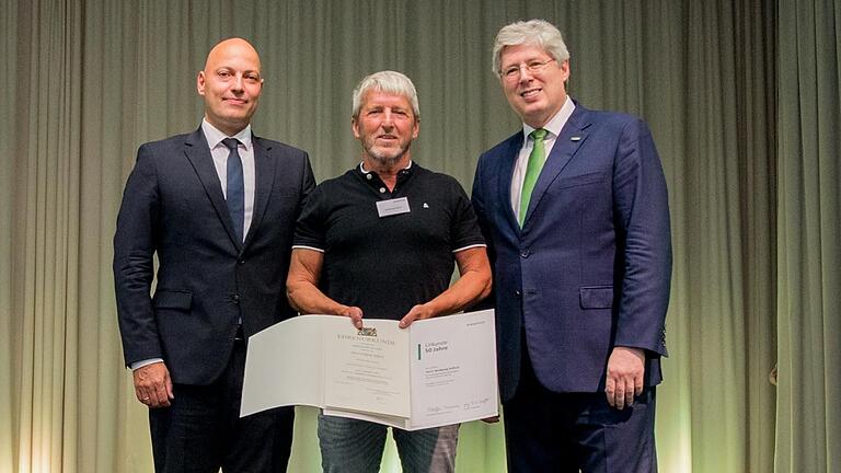 Besondere Treue zum Unternehmen: Der Jubilar Wolfgang Raffeck (Mitte) bei der Ehrung durch Georg F. W. Schaeffler (Familiengesellschafter und Aufsichtsratsvorsitzender der Schaeffler AG, rechts) und Sascha Zaps (Vorstand der Sparte Bearings & Industrial Solutions, links). Besondere Treue zum Unternehmen: Der Jubilar Wolfgang Raffeck (Mitte) bei der Ehrung durch Georg F. W. Schaeffler (Familiengesellschafter und Aufsichtsratsvorsitzender der Schaeffler AG, rechts) und Sascha Zaps (Vorstand der Sparte Bearings & Industrial Solutions, links).