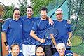 Ausgleichende Gerechtigkeit       -  (wro)   Die Tennis-Männer 40 der TG Kitzingen hatten in der Medenrunde 2013 den Aufstieg von der Bezirksklasse 2 in die Bezirksklasse 1 knapp verpasst. In diesem Jahr hat es geklappt. Mit fünf Siegen aus fünf Spielen holten sie sich den Titel. Das entscheidende Spiel gegen die TG Schweinfurt Entscheidungsspiel gewann Kitzingen mit 11:10. So knapp wie der Gruppensieg 2013 verpasst wurde, wurde er diesmal erreicht. Der Meister (hinten von links) Dirk Böhm, Wiegand Bauer, Markus Krippner, Peter Töper, (vorne von links) Stephan Kaufold, Carlo Bank und Christian Gückel.