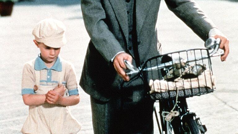eine szene aus dem Film 'Das Leben ist schön' mit Roberto Benigni (rechts). eine szene aus dem Film 'Das Leben ist schön' mit Roberto Benigni (rechts).