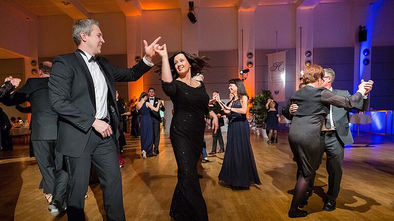 Der Ball der Gesellschaft Harmonie ist einer der Höhepunkte im gesellschaftlichen Leben der Stadt. 250 Gäste genossen den Abend im Mercure-Hotel.