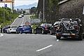 Fahrverbote in Tirol       -  Ein Polizist hält Autos vor einer Autobahnauffahrt bei Innsbruck an. In Tirol hat die Polizei auch am Sonntag die neuen Fahrverbote auf Ausweichstrecken durch Ortschaften durchgesetzt.