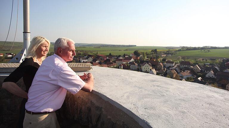 Weit geht der Blick vom Bergfried ins Land. Unser Bild zeigt das Ehepaar Susan Schubert und Henning Glawatz. Weit geht der Blick vom Bergfried ins Land. Unser Bild zeigt das Ehepaar Susan Schubert und Henning Glawatz.