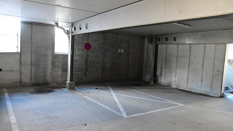 Ein Parkplatz speziell für Eltern mit Kindern kommt ins Parkhaus Gässchen. Rechts besteht schon ein Parkplatz für Menschen mit Behinderung, links soll der neue Parkplatz ausgewiesen werden.