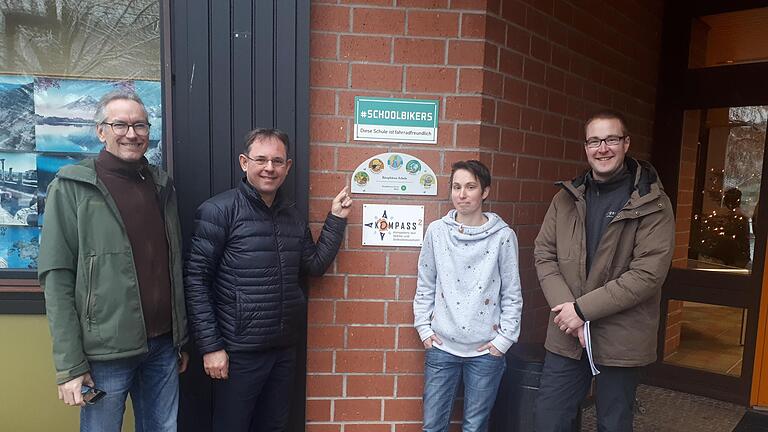 Das Bild zeigt von links: Joachim Schneider (NEZ Rhön, Bayern); Michael Kreil (Schulleiter), Marianne Walcher (Lehrkraft und Biosphärenschulbeauftragte) und Sascha Heres (NEZ, Hessen) - Das Bild zeigt von links: Joachim Schneider (NEZ Rhön, Bayern); Michael Kreil (Schulleiter), Marianne Walcher (Lehrkraft und Biosphärenschulbeauftragte) und Sascha Heres (NEZ, Hessen) Das Bild zeigt von links: Joachim Schneider (NEZ Rhön, Bayern); Michael Kreil (Schulleiter), Marianne Walcher (Lehrkraft und Biosphärenschulbeauftragte) und Sascha Heres (NEZ, Hessen) - Das Bild zeigt von links: Joachim Schneider (NEZ Rhön, Bayern); Michael Kreil (Schulleiter), Marianne Walcher (Lehrkraft und Biosphärenschulbeauftragte) und Sascha Heres (NEZ, Hessen)