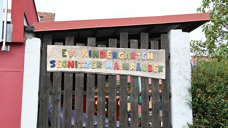 Der Segnitzer Kindergarten ist zu klein und vielleicht mit Schadstoffen belastet. Der Gemeinderat arbeitet an einer Lösung, bis es soweit ist, kann es aber etwas dauern. Der Segnitzer Kindergarten ist zu klein und vielleicht mit Schadstoffen belastet. Der Gemeinderat arbeitet an einer Lösung, bis es soweit ist, kann es aber etwas dauern.