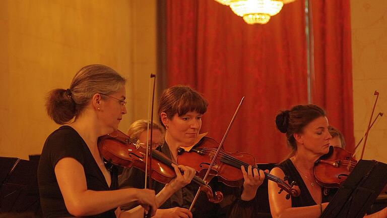 Außergewöhnlich präsentierte sich das Bayrische Kammerorchester Bad Brückenau mit seinem Sommerkonzert im dekorativen König Ludwig I.-Saal. - Außergewöhnlich präsentierte sich das Bayrische Kammerorchester Bad Brückenau mit seinem Sommerkonzert im dekorativen König Ludwig I.-Saal. Außergewöhnlich präsentierte sich das Bayrische Kammerorchester Bad Brückenau mit seinem Sommerkonzert im dekorativen König Ludwig I.-Saal. - Außergewöhnlich präsentierte sich das Bayrische Kammerorchester Bad Brückenau mit seinem Sommerkonzert im dekorativen König Ludwig I.-Saal.