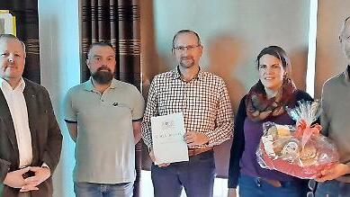 Das Foto zeigt (von links) Daniel Zippert (Forstbetriebsleiter), Thorsten Knöll (Vorsitzender örtlicher Personalrat), Forstwirt und Jubilar Jürgen Kraft, Regina Bausch (Servicestellenleiterin und direkte Vorgesetzte) und Andreas Füller (stellvert... - Das Foto zeigt (von links) Daniel Zippert (Forstbetriebsleiter), Thorsten Knöll (Vorsitzender örtlicher Personalrat), Forstwirt und Jubilar Jürgen Kraft, Regina Bausch (Servicestellenleiterin und direkte Vorgesetzte) und Andreas Füller (stellvertretender Forstbetriebsleiter) vom Forstbetrieb Hammelburg. Das Foto zeigt (von links) Daniel Zippert (Forstbetriebsleiter), Thorsten Knöll (Vorsitzender örtlicher Personalrat), Forstwirt und Jubilar Jürgen Kraft, Regina Bausch (Servicestellenleiterin und direkte Vorgesetzte) und Andreas Füller (stellvert... - Das Foto zeigt (von links) Daniel Zippert (Forstbetriebsleiter), Thorsten Knöll (Vorsitzender örtlicher Personalrat), Forstwirt und Jubilar Jürgen Kraft, Regina Bausch (Servicestellenleiterin und direkte Vorgesetzte) und Andreas Füller (stellvertretender Forstbetriebsleiter) vom Forstbetrieb Hammelburg.