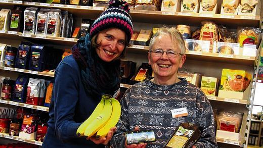 Banane, Schoko, Kaffee: Weltladenvorsitzende Monika Mützel (links) und Mitarbeiterin Brigitte Ruppert mit fair gehandelten Produkten. Banane, Schoko, Kaffee: Weltladenvorsitzende Monika Mützel (links) und Mitarbeiterin Brigitte Ruppert mit fair gehandelten Produkten.