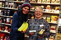 Banane, Schoko, Kaffee: Weltladenvorsitzende Monika Mützel (links) und Mitarbeiterin Brigitte Ruppert mit fair gehandelten Produkten.