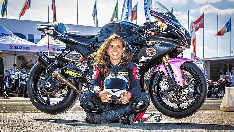 Nun ist erst mal Pause: Samanta Bieniusa vor ihrer Suzuki GSX R 750. In den kommenden Monaten will sich die Bad Königshöfer Motorrad-Rennfahrerin eine mehrmonatige Auszeit nehmen und durch Australien reisen. Nun ist erst mal Pause: Samanta Bieniusa vor ihrer Suzuki GSX R 750. In den kommenden Monaten will sich die Bad Königshöfer Motorrad-Rennfahrerin eine mehrmonatige Auszeit nehmen und durch Australien reisen.