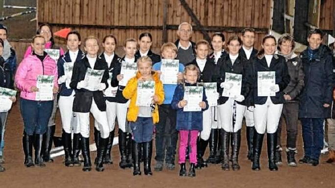 16 Reiter feierten die bestandenen Prüfungen für den Basispass und Reitabzeichen. 16 Reiter feierten die bestandenen Prüfungen für den Basispass und Reitabzeichen.