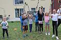 Sie haben alle ihren Spaß: Die Nordic-Walking-Gruppe in der Waldsiedlung oberhalb von Bad Neustadt mit DSV-Instruktor Klaus Kromer.