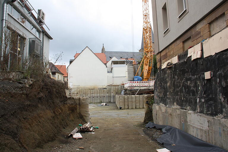 Über den Parkplatz entlang der Grabenstraße her ist die Tiefgarage befahrbar. Hierfür musste die Stadtmauer durchbrochen und das Fundament der Grabenschule (rechts) mit Beton unterfangen werden.