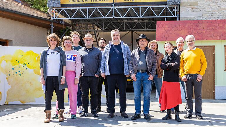 Das diesjährige Team der Frankenfestspiele Röttingen (von links): Frederike Faust (Leitung Junges Theater), Iris Holstein (Bühnenbild), Patrick Stauf (Choreografie), Johannes Lang (Regie 'Baskerville'), Alexander Schreck (Gast), Lars Wernecke (Intendant, Regie 'Zorro'), Hermann Gabel (Bürgermeister Röttingen), Thomas Ziesch (Fechtchoreografie), Angela C. Schuett (Kostümbild), Otto Geymeier (Tonmeister), Rudolf Hild (Musikalischer Leiter).