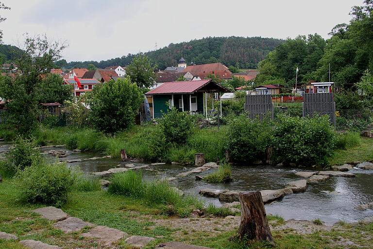 Blick auf die Fischtreppe am Ebelsbach und die Kleingärten im Hintergrund. Blick auf die Fischtreppe am Ebelsbach und die Kleingärten im Hintergrund.