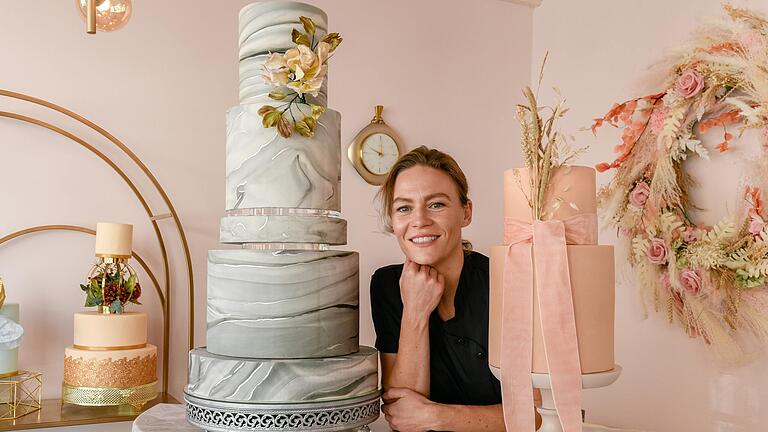 Torten der Extraklasse: Lina Blank macht ihr Hobby zum Beruf und eröffnet mitten in Bad Neustadt einen kleinen Laden, 'SweetNes', in dem sie Torten für besondere Anlässe kreiert. Torten der Extraklasse: Lina Blank macht ihr Hobby zum Beruf und eröffnet mitten in Bad Neustadt einen kleinen Laden, 'SweetNes', in dem sie Torten für besondere Anlässe kreiert.
