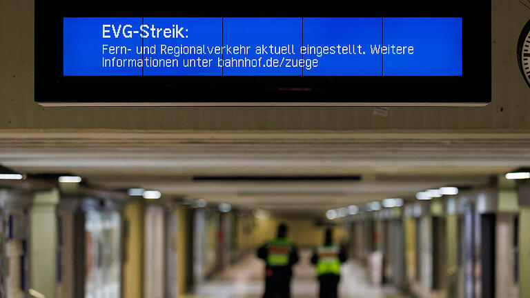 401607307.jpg       -  Ab Sonntagabend um 22 Uhr steht Deutschland ein weiterer Bahn-Streik bevor. Insgesamt 50 Stunden soll er dauern.